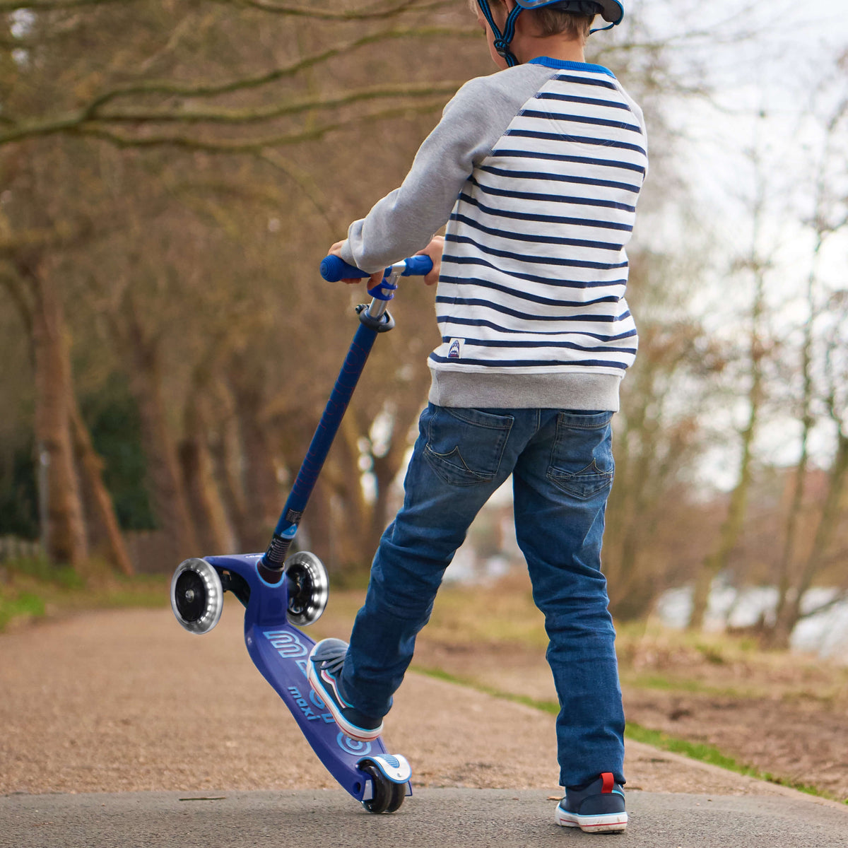 Micro Maxi Micro Deluxe LED Scooter - Navy