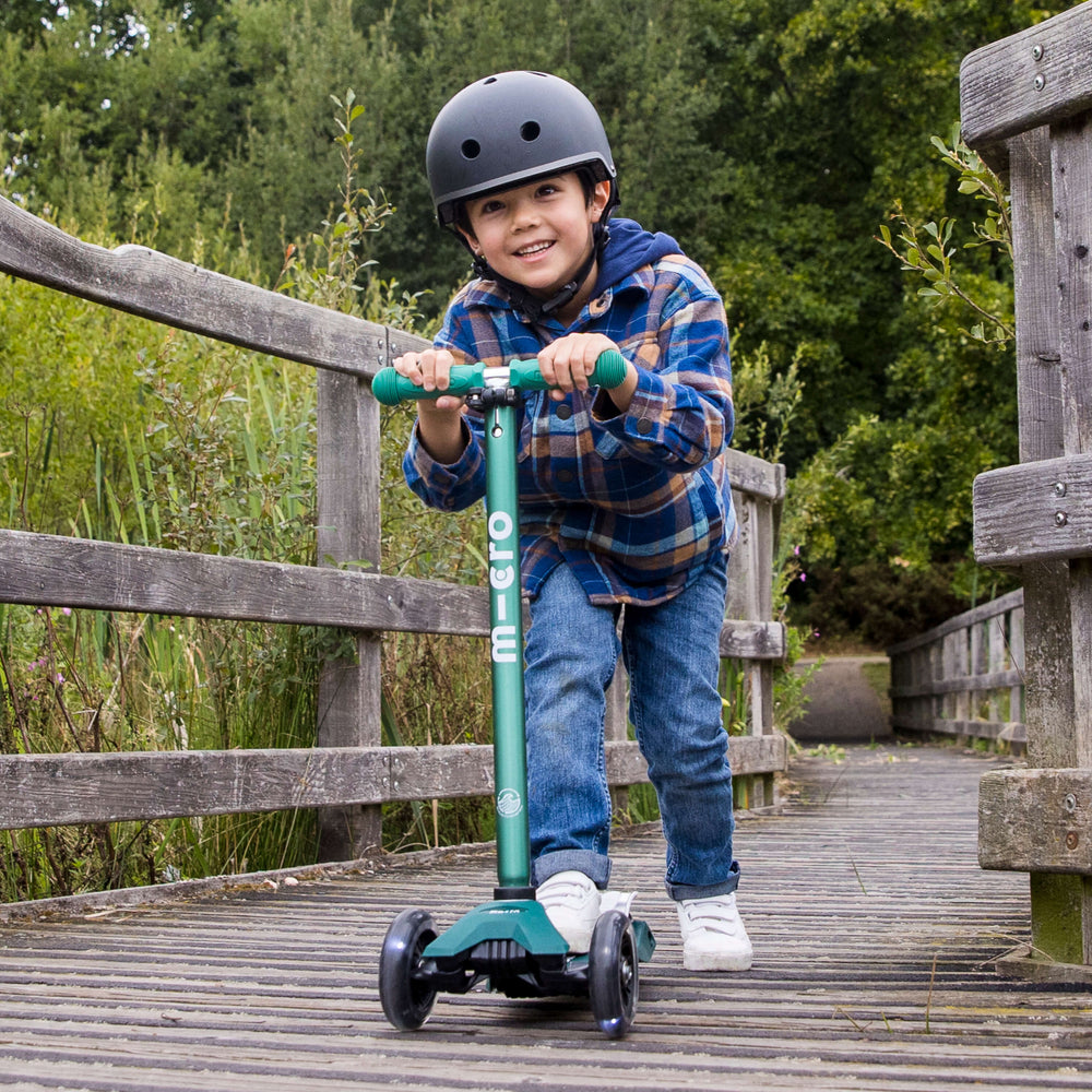 Micro Maxi Micro LED Scooter with Recycled Deck - Green