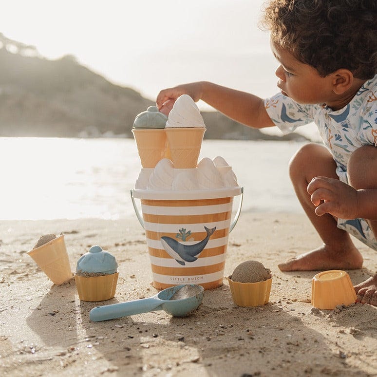 Little Dutch – Lot De 9 Jouets De Sable Vintage Motif Glace – 4 Cornets, 1 Cuillère, 4 Moules – Dès 18 Mois