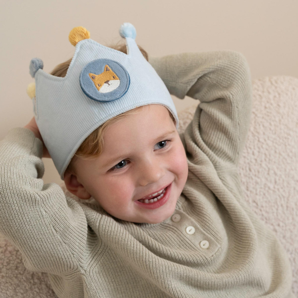 Child wearing the Little Dutch Birthday Crown with Numbers - Blue