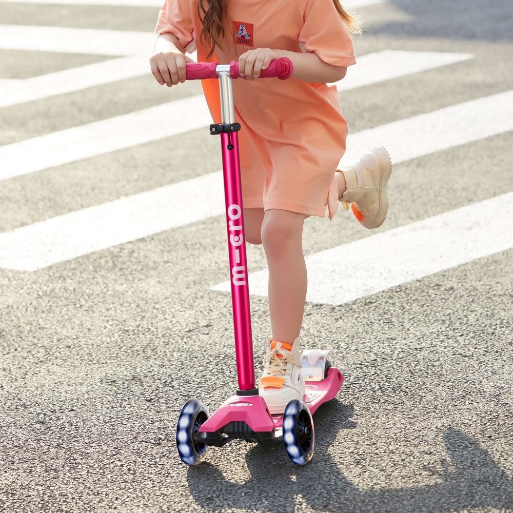 Micro Maxi Micro Deluxe LED Scooter - Pink